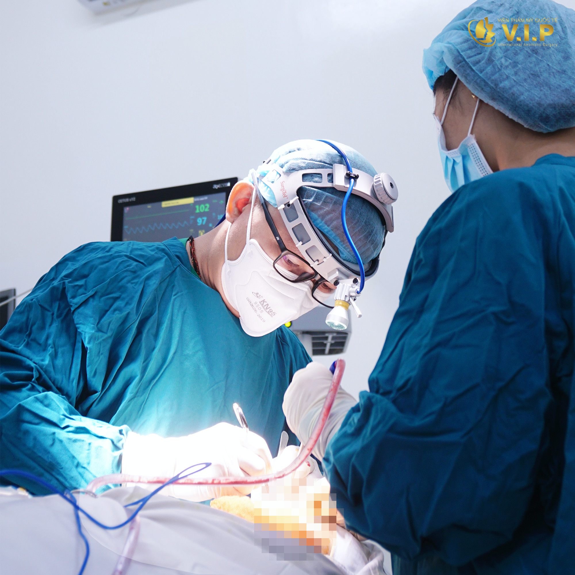 bác sĩ nâng mũi dựa theo đo vẽ trước đó