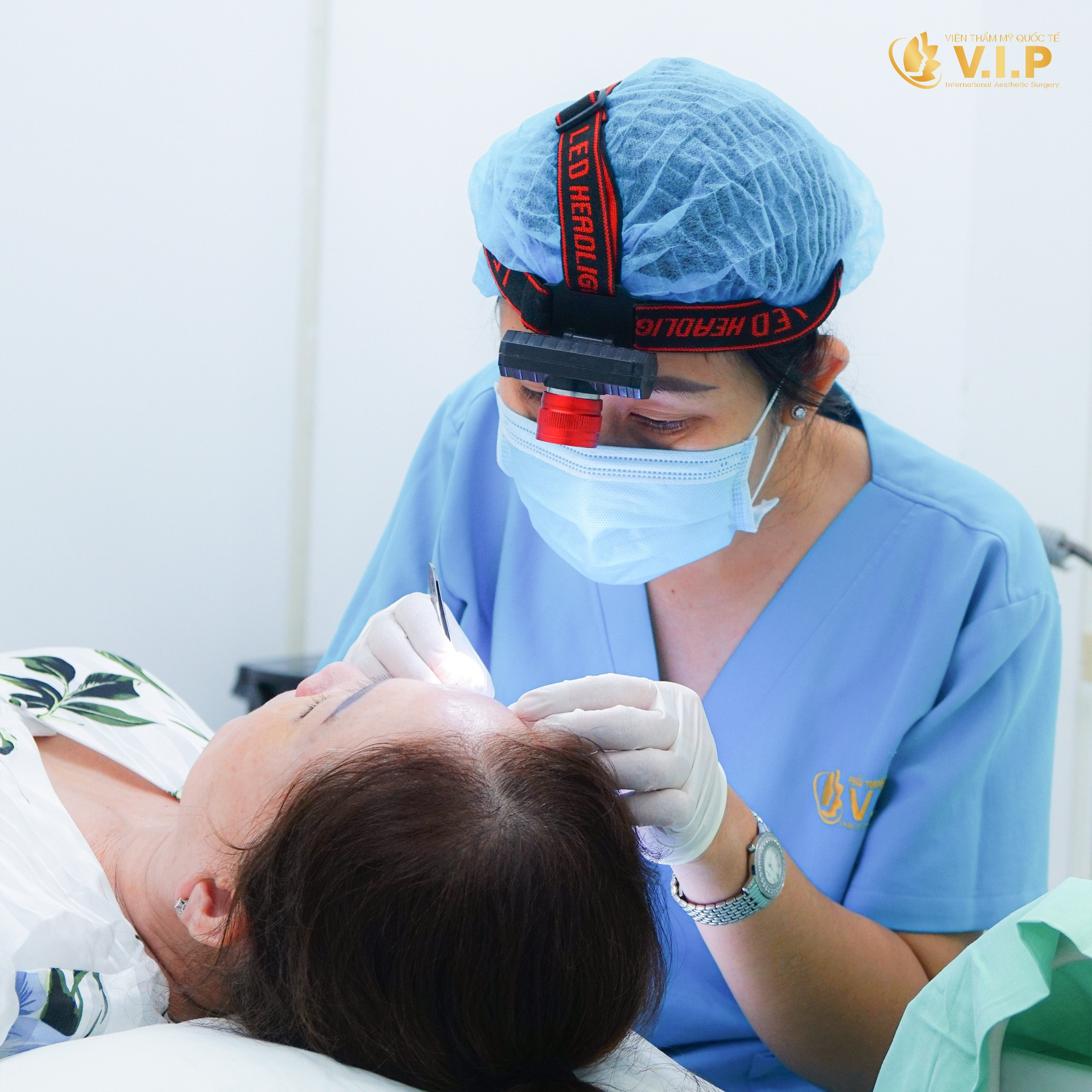 điều dưỡng chăm sóc khách hàng tận tình