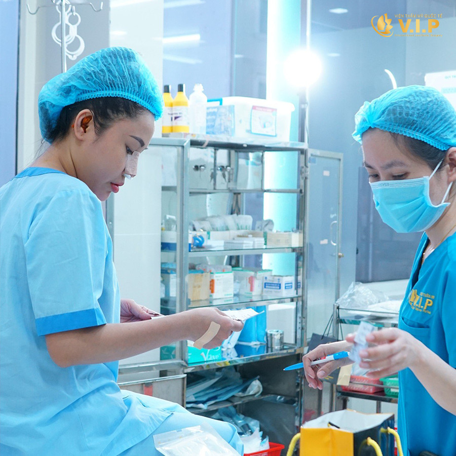 khách hàng được hướng dẫn cách chăm sóc sau khi nâng mũi bán cấu trúc
